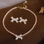 Set de joyería para niñas: Collar de perlas con pendientes en forma de lazo