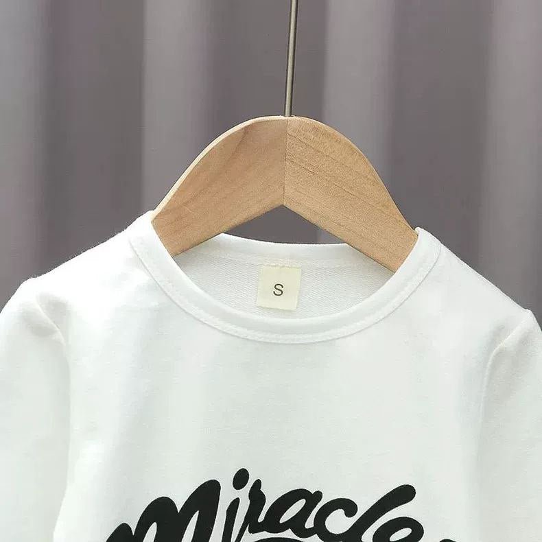 Conjunto deportivo infantil de tres piezas.