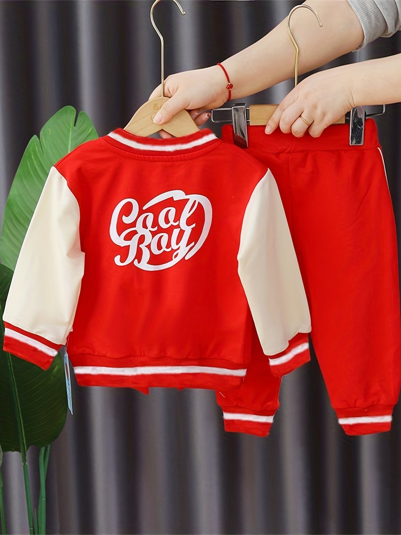 Conjunto deportivo infantil de tres piezas.