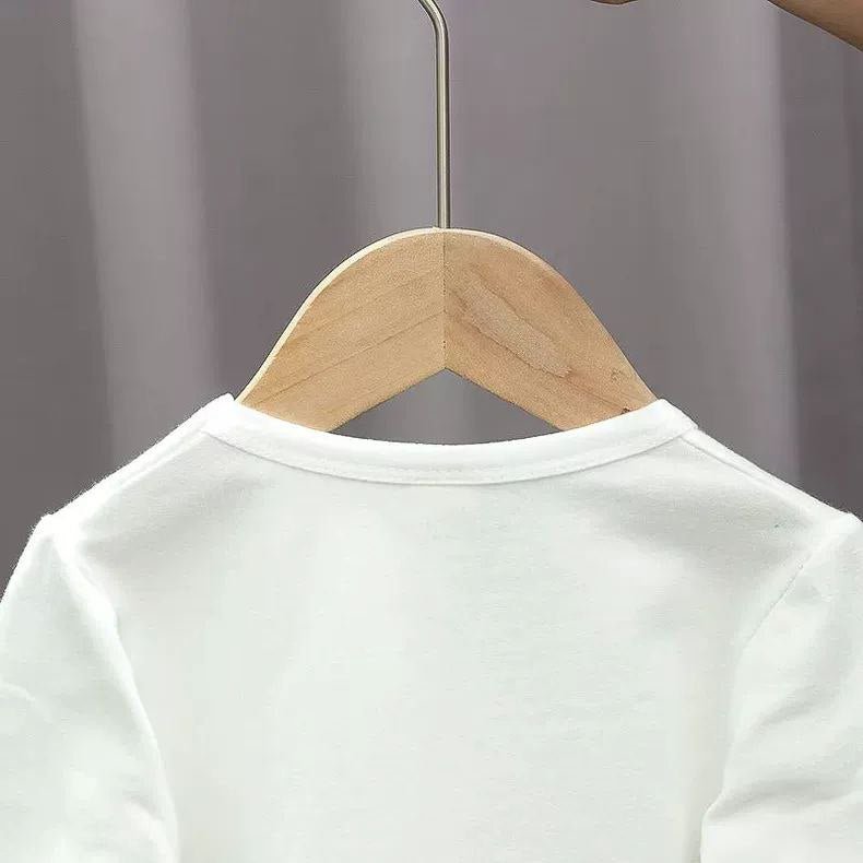 Conjunto deportivo infantil de tres piezas.