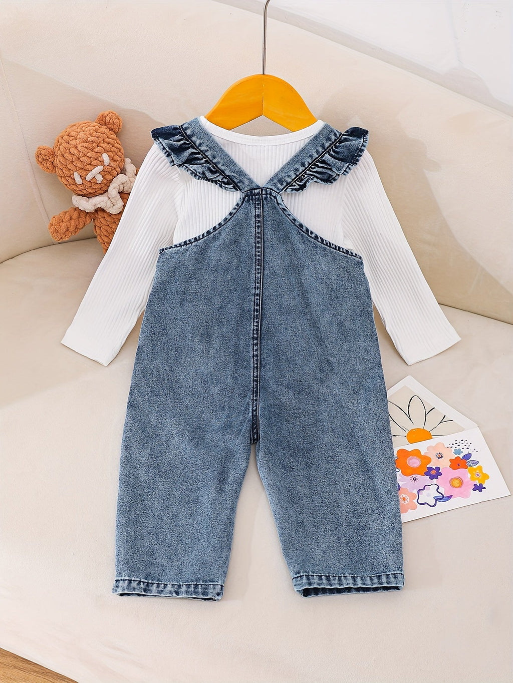 Peto vaquero con blusa blanca y un bordado de oso adorable